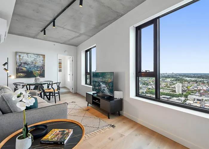 Chic High Rise 2-Bed With Incredible Skyline Views