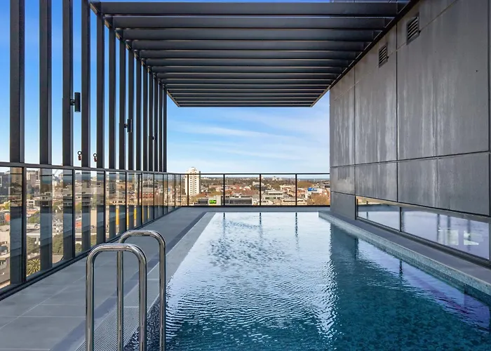 Stylish 1-Bed With Pool Gym & Stunning Views