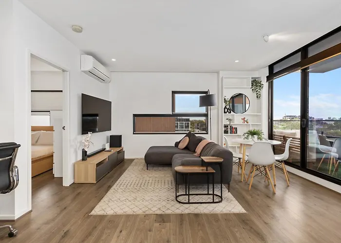 Stunning City Views Apt W Balcony & Study Desk!