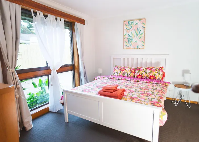 Stay Next To Train Station! Melbourne Cbd 12 Km!