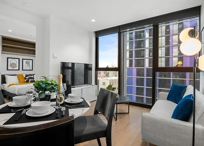 Stunning 2Br Apartment In Melb Cbd With Pool And Gym