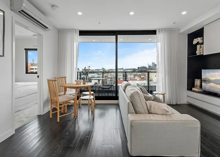 Elegant Collingwood Apartment With City Views