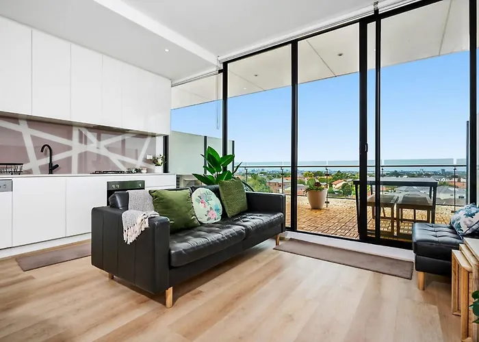 Stylish Urban Retreat With Spectacular Views And Prime Location