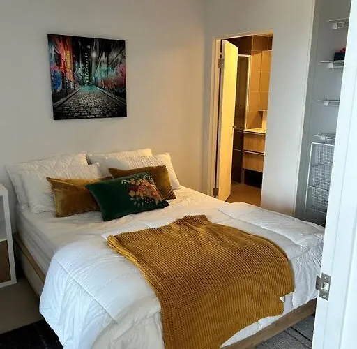 Ocean View Modern 2 Bedroom With Parking In St Kilda