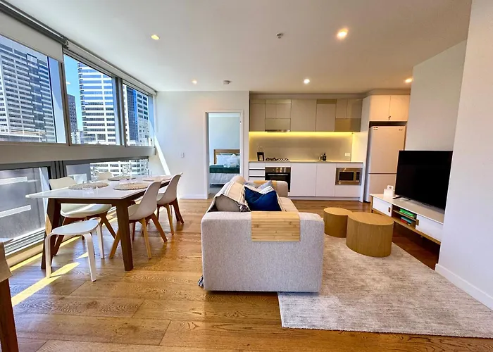 Central City Escape - Skyline Views, Pool & Parking