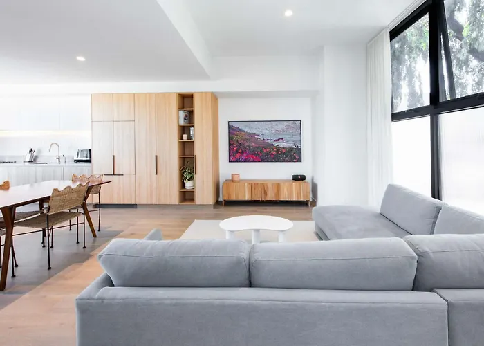 3-Level Retreat - Rooftop Views & Coastal Comfort
