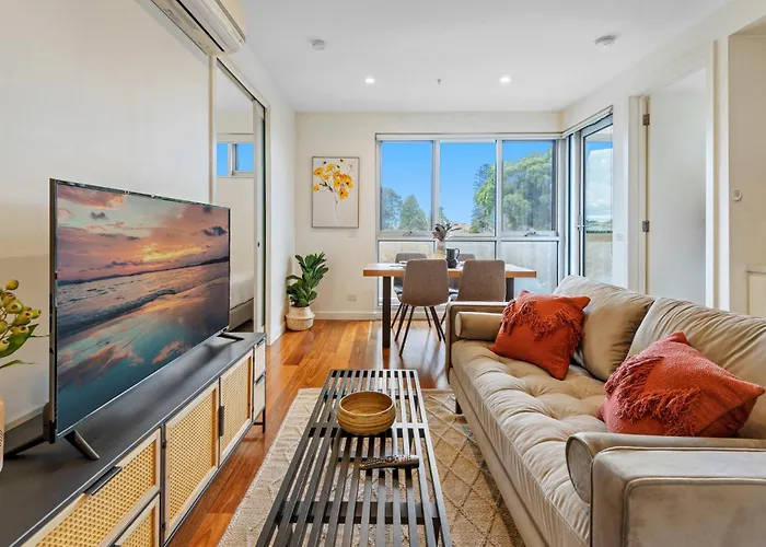 Modern 2-Bed St Kilda Apartment Near Shops