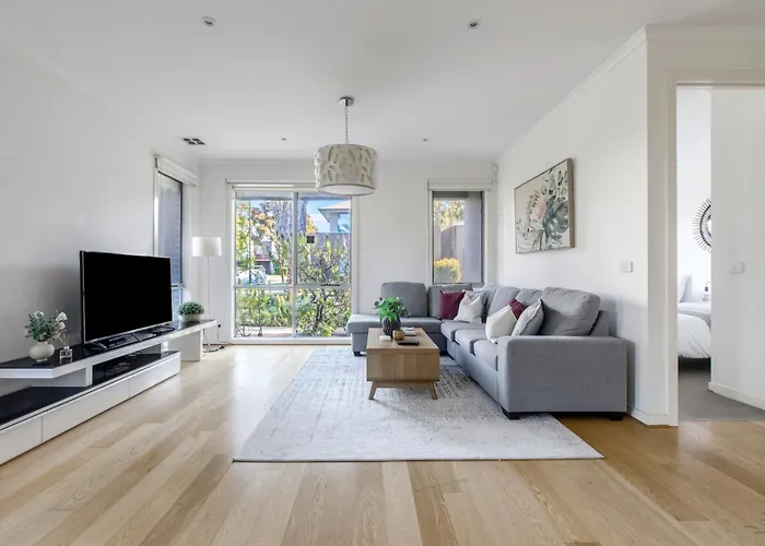 Leafy Family Home With Outdoor Dining Near Cbd