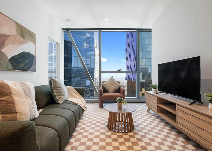 Stunning City And Bay Views Apt With Pool & Gym!
