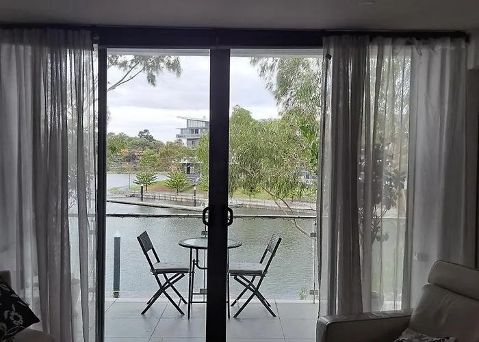 Marina View Apartment On The Maribyrnong River, Melbourne