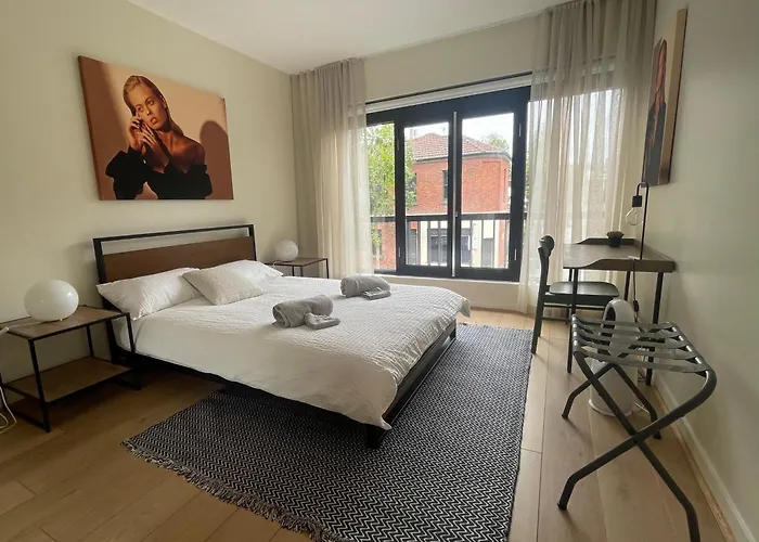 Spacious And Bright 2Bdr Next To Qvm In Cbd, Parking