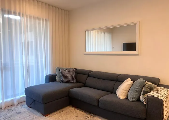Exquisite 3Br Exhibition Melbourne With Gym & Pool
