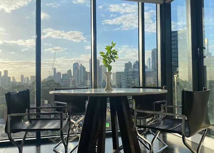 City Views Apartment With Free Parking