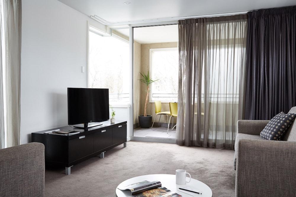 Cosmopolitan And 3* Melbourne