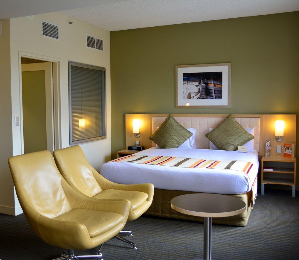 Novotel St Kilda Hotel