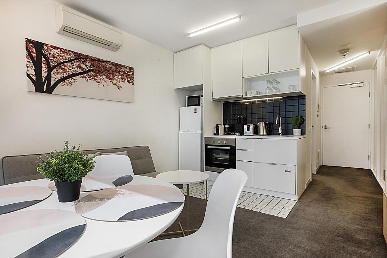 2-bed Unit Metres From Cbd Malls, Dining & Sights Apartment