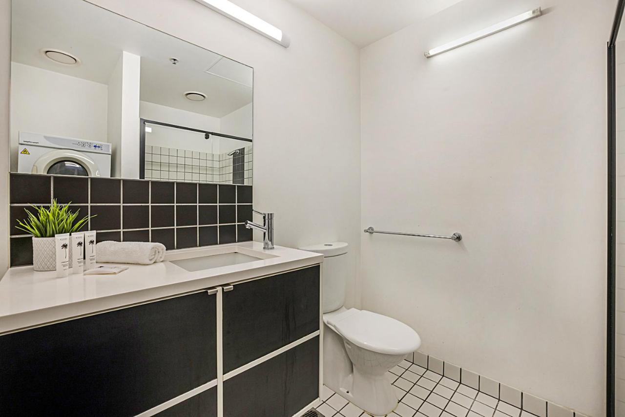 2-bed Unit Metres From Cbd Malls, Dining & Sights