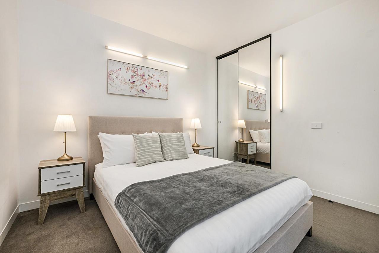 Apartment 2-bed Unit Metres From Cbd Malls, Dining & Sights Melbourne