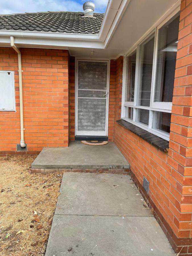 3 Bedroom Family House Close To Airport Holiday home