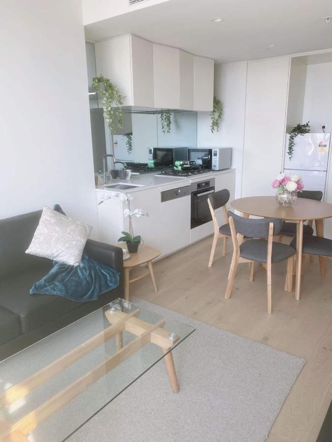 New Luxury 1br Apt, Infinity Pool Apartment Melbourne
