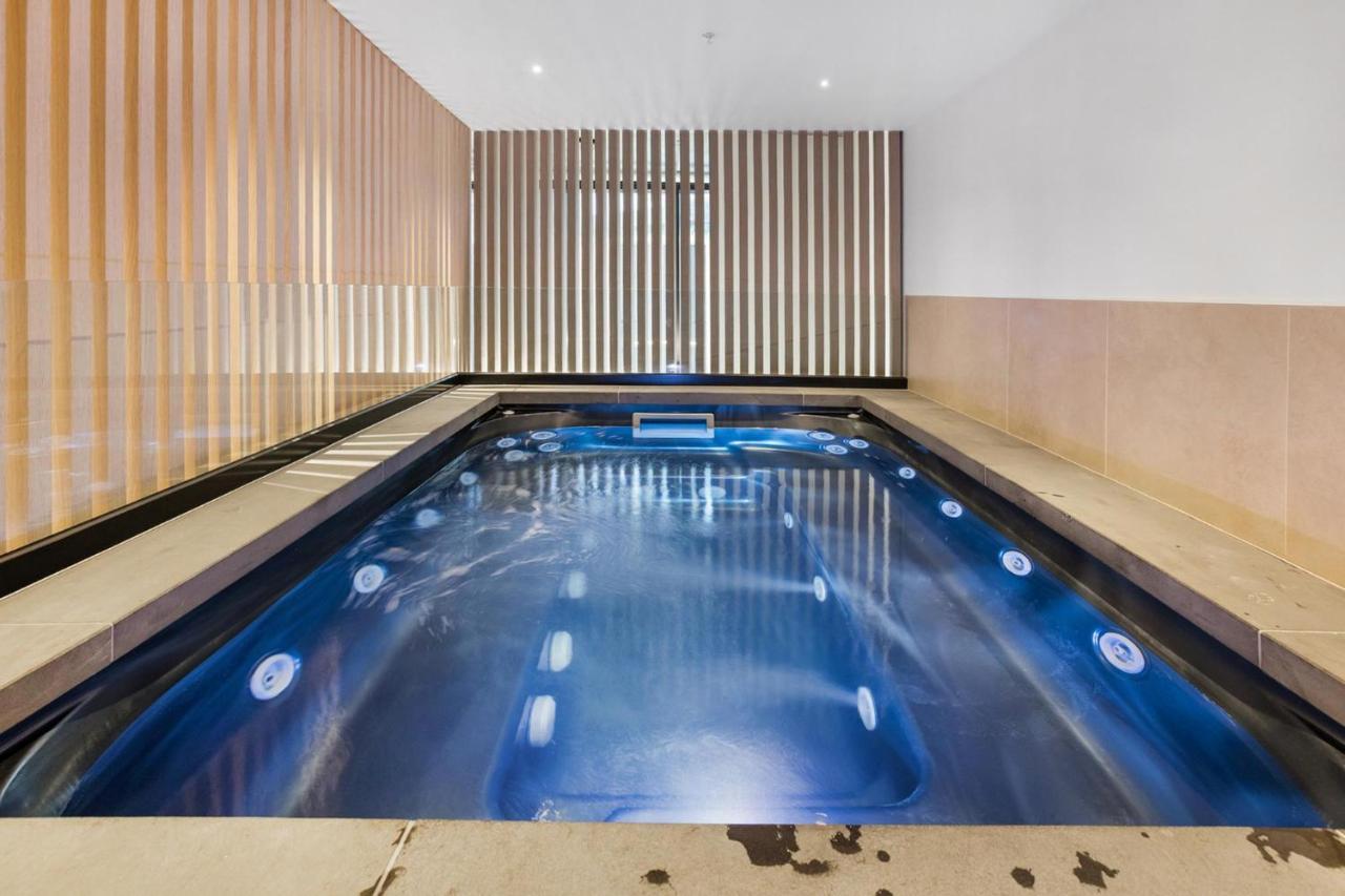 Near Botanic Garden With Gym, Sauna & Parking * Melbourne