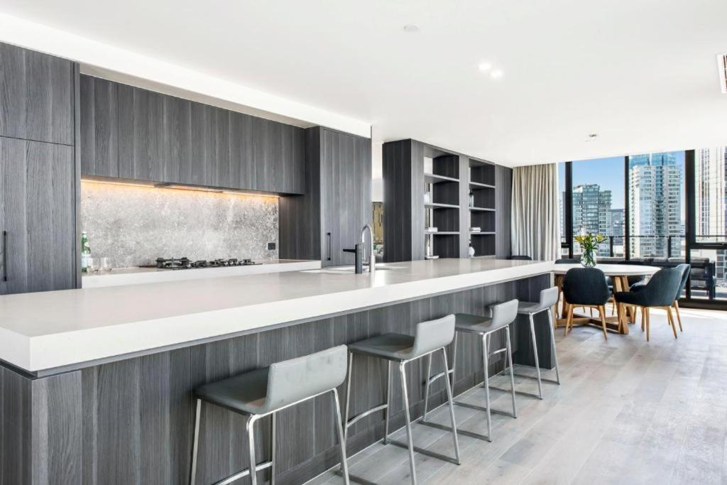 Luxury Penthouse With Astonishing Bay And Views *