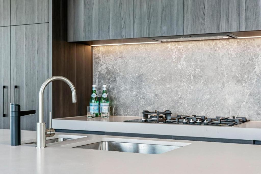 Luxury Penthouse With Astonishing Bay And Views Apartment