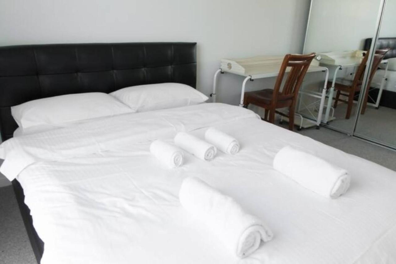 New Spacious 2 Bedroom With Gorgeous Views * Melbourne