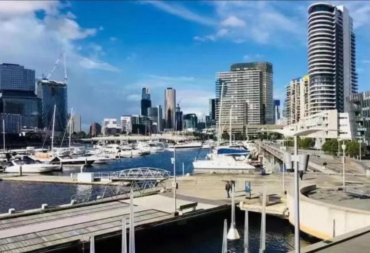 Lovely Waterfront With Swimming Pool And Gym In The Heart Of Docklands Apartment Melbourne