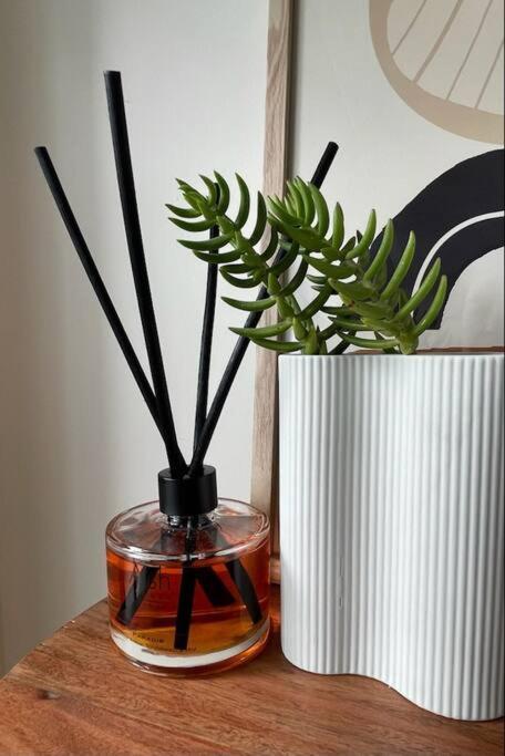 The Pas.coe - A Stylish 1 Bedroom Unit With Free Parking. * Melbourne