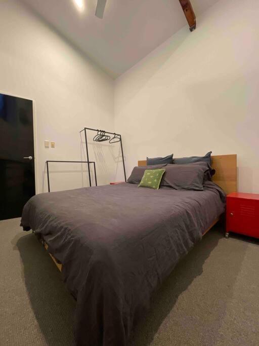 Richmond Loft - Cbd Warehouse Conversion W. Home Office Apartment *