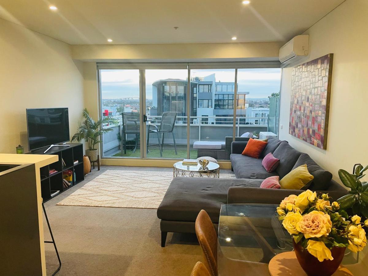 Beautiful Bay Views Huge 3-bedroom Office, Pool, Gym, 2 Car Spaces And So Much * Melbourne