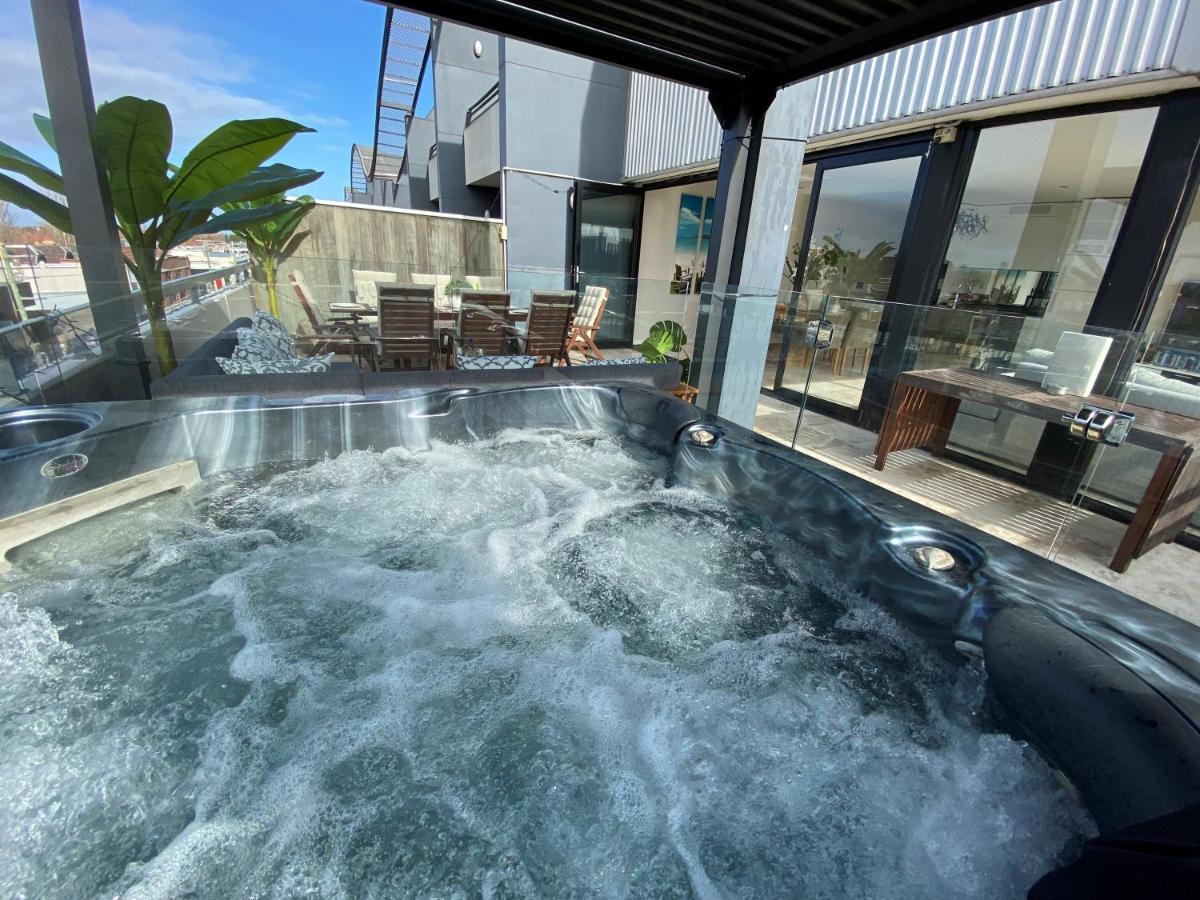 Apartment Luxurious Penthouse Oasis With