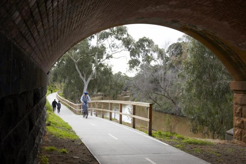 Homestay - Yarra River Boulevard - Private Melbourne
