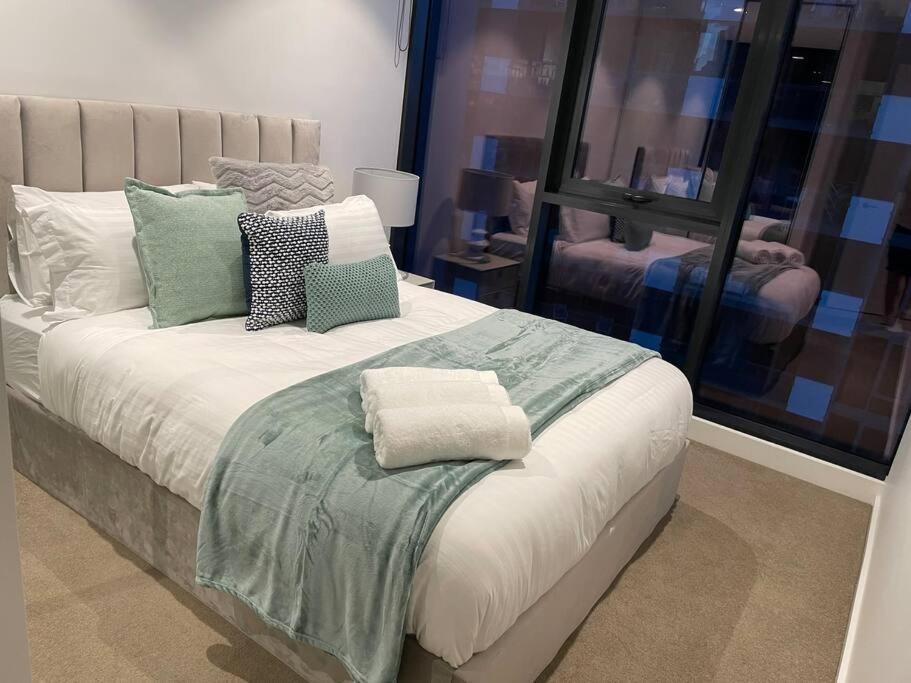 Modern 3 Bedroom In Southbank Apartment