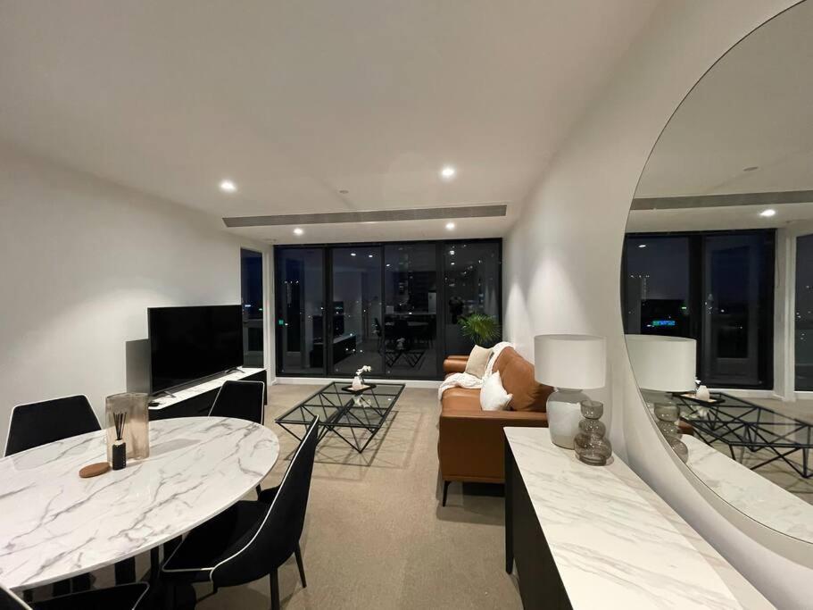 Modern 3 Bedroom In Southbank Apartment *