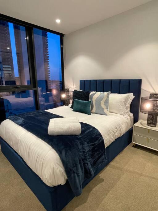 Modern 3 Bedroom In Southbank Apartment