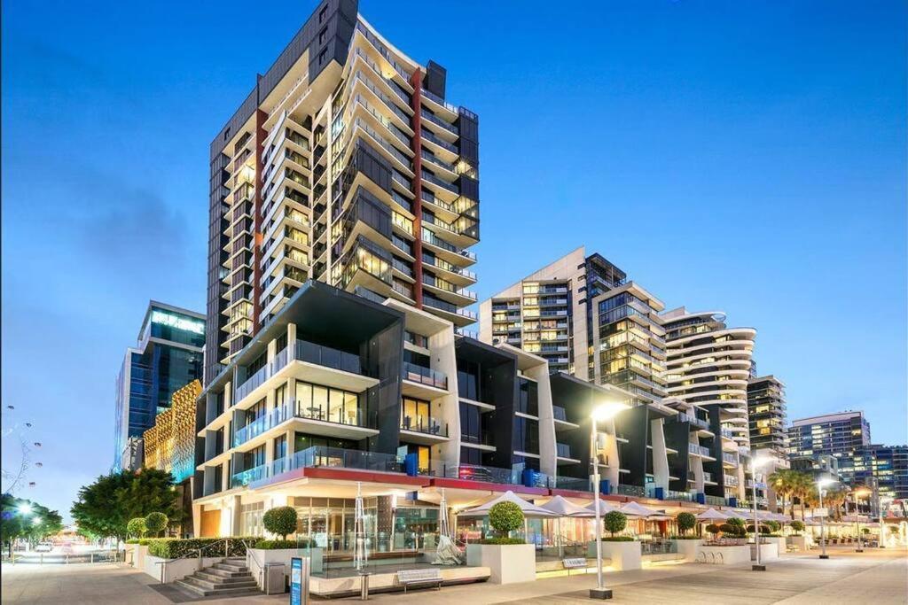 Lifestyle 2bed, 2bath Apartment, Parking & Pool * Melbourne