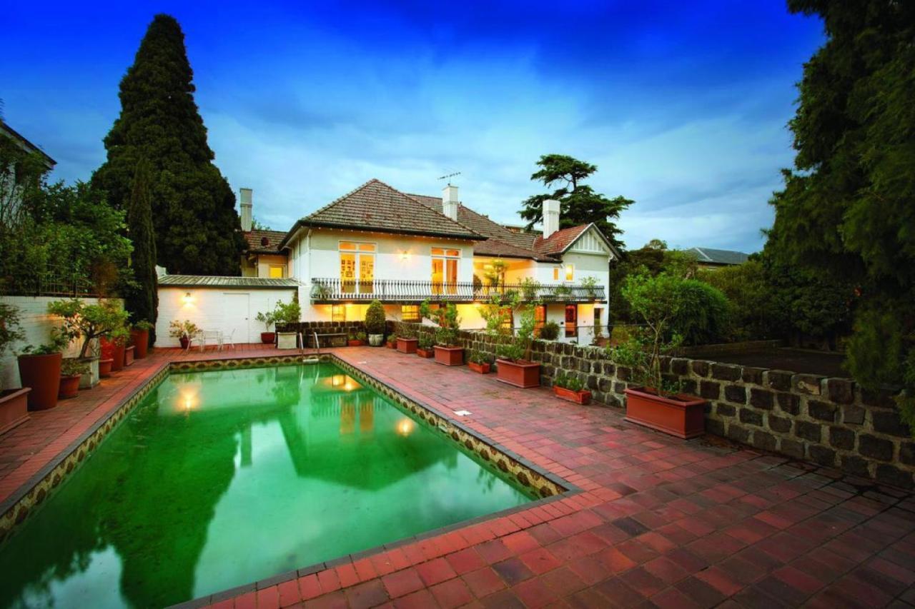Light Filled Grand Family With Return Veranda