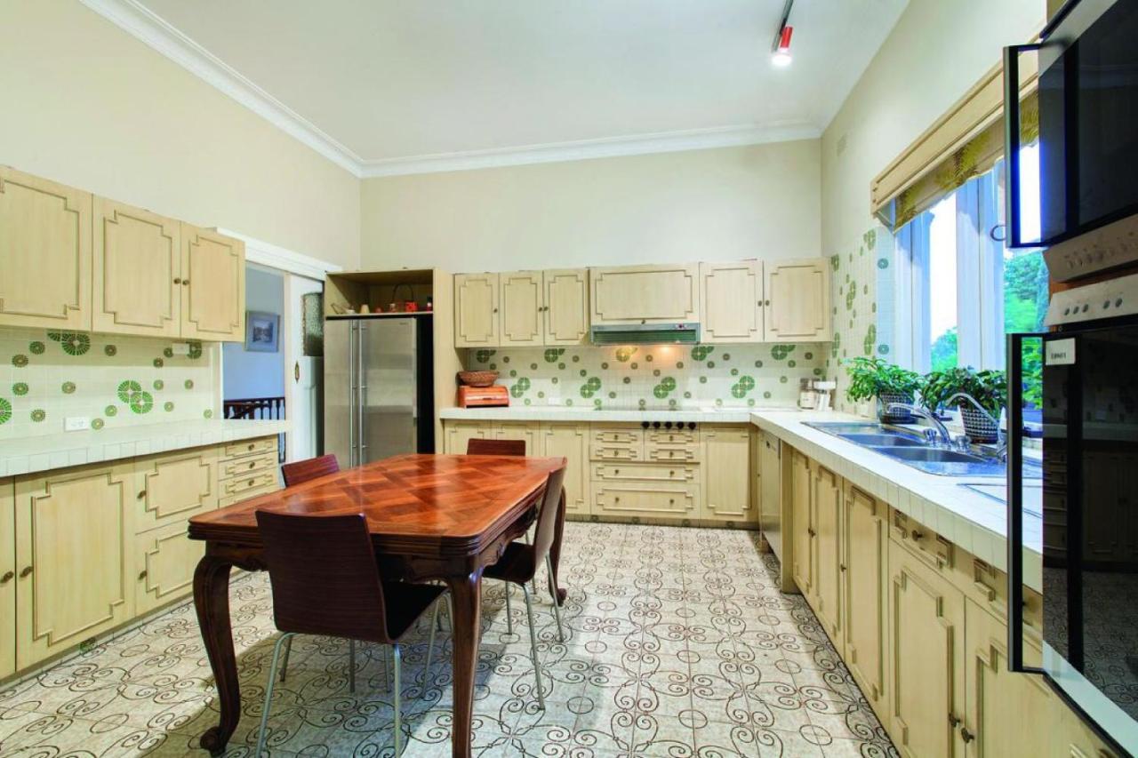 Villa Light Filled Grand Family With Return Veranda *