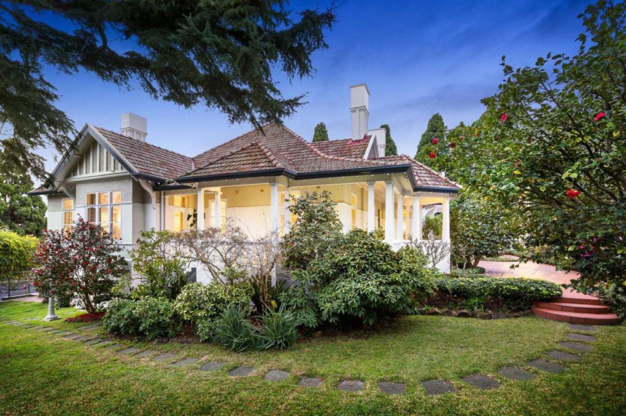 Light Filled Grand Family With Return Veranda Melbourne