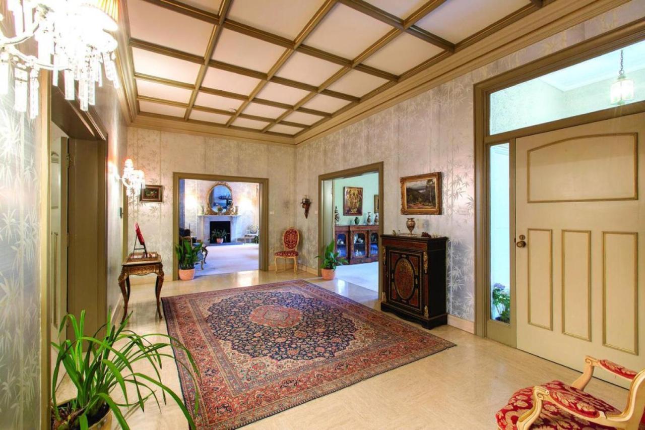 Light Filled Grand Family With Return Veranda Villa Melbourne