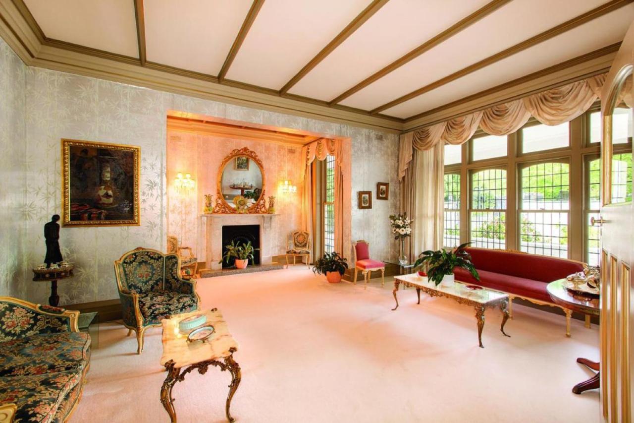 Light Filled Grand Family With Return Veranda
