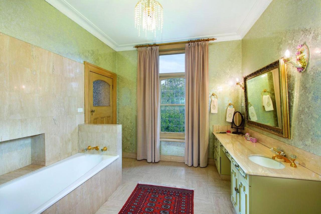 Villa Light Filled Grand Family With Return Veranda *
