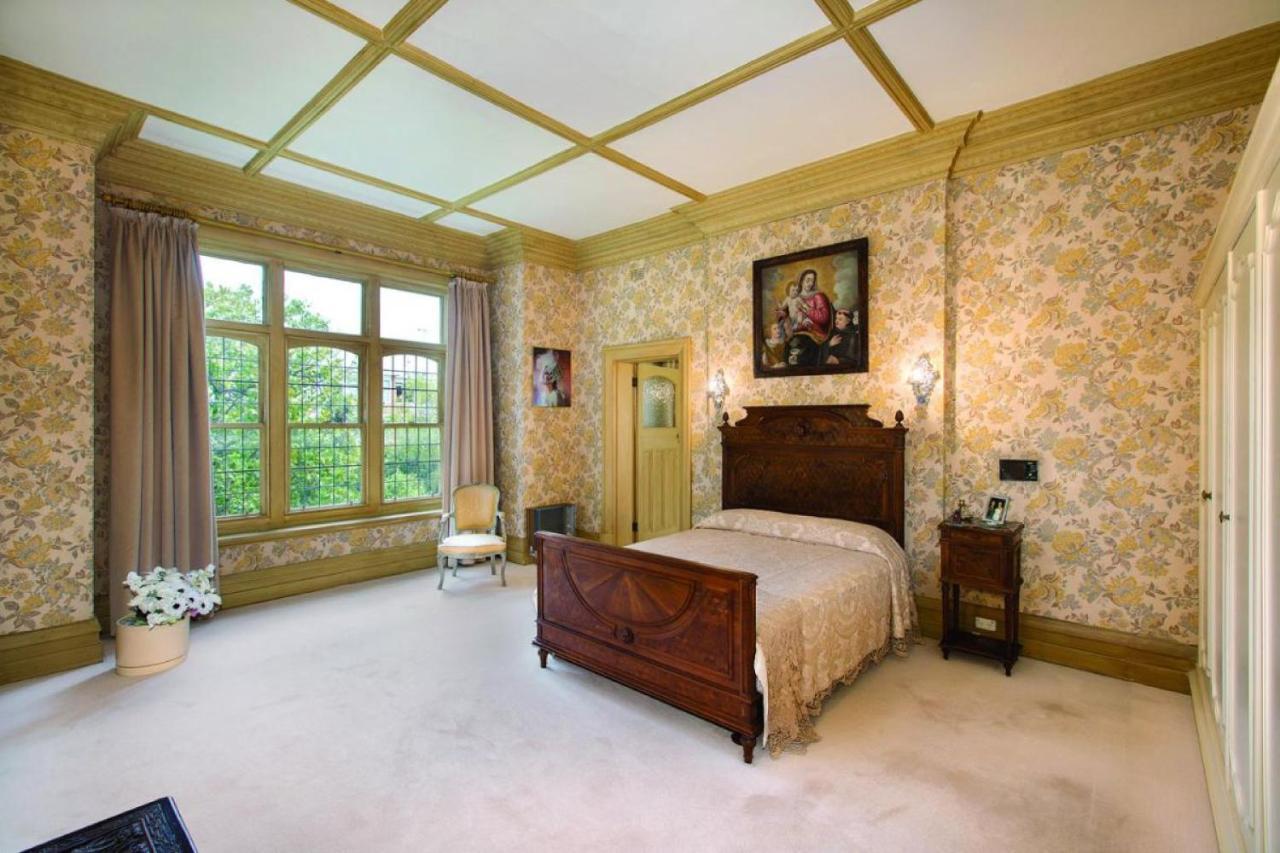 Villa Light Filled Grand Family With Return Veranda