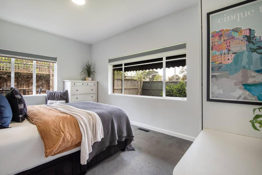 Spacious Style In St. Kilda East - Large Courtyard *