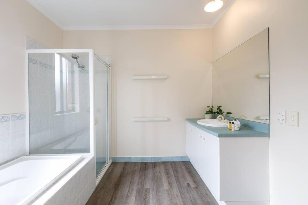 Heart Of Mckinnon Units By Ready Set Host * Melbourne