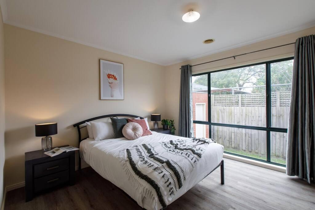 Heart Of Mckinnon Units By Ready Set Host * Melbourne
