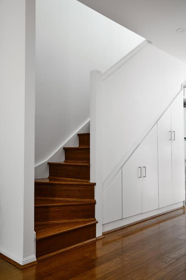 Stylish Townhouse In Melbourne's Playground *