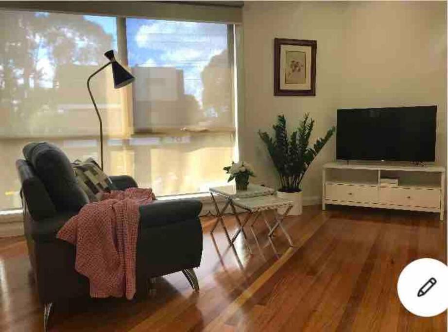 Design/bright/cosy Townhouse Between Airport &city *